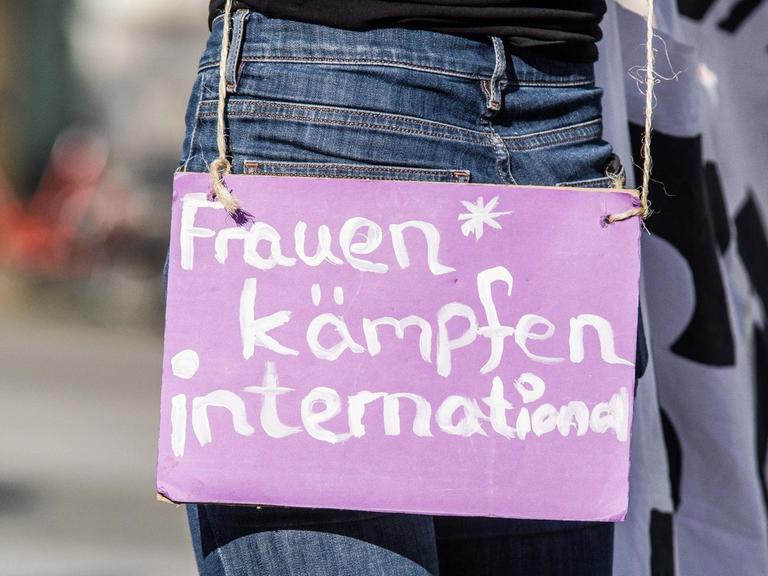 "Frauen kämpfen international" steht auf dem Schild einer Protestierenden bei einer Demonstration gegen den Austritt der Türkei aus der Istanbul-Konvention, aufgenommen am 26. März 2021