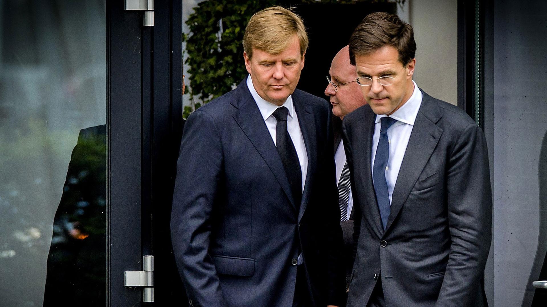 Der niederländische König Willem-Alexander (l.) und Premierminister Mark Rutte Der niederländische König Willem-Alexander (l.) und Premierminister Mark Rutte