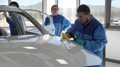 Im Ausbildungszentrum am neuen Werk im mexikanischen San Luis Potosí werden die künftigen BMW-Mitarbeiter geschult, aufgenommen am 07.11.2017. In elf Ausbildungswerkstätten bereiten sie sich auf den Bau der 3er-Serie ab April 2019 vor. Eineinhalb Jahre vor dem Produktionsstart im neuen Werk in Mexiko hat der Autokonzern BMW sein Ausbildungszentrum in San Luis Potosí eröffnet. (zu dpa "BMW eröffnet Ausbildungszentrum am neuen Werk in Mexiko" vom 10.11.2017) Foto: Denis Düttmann/dpa | Verwendung weltweit
