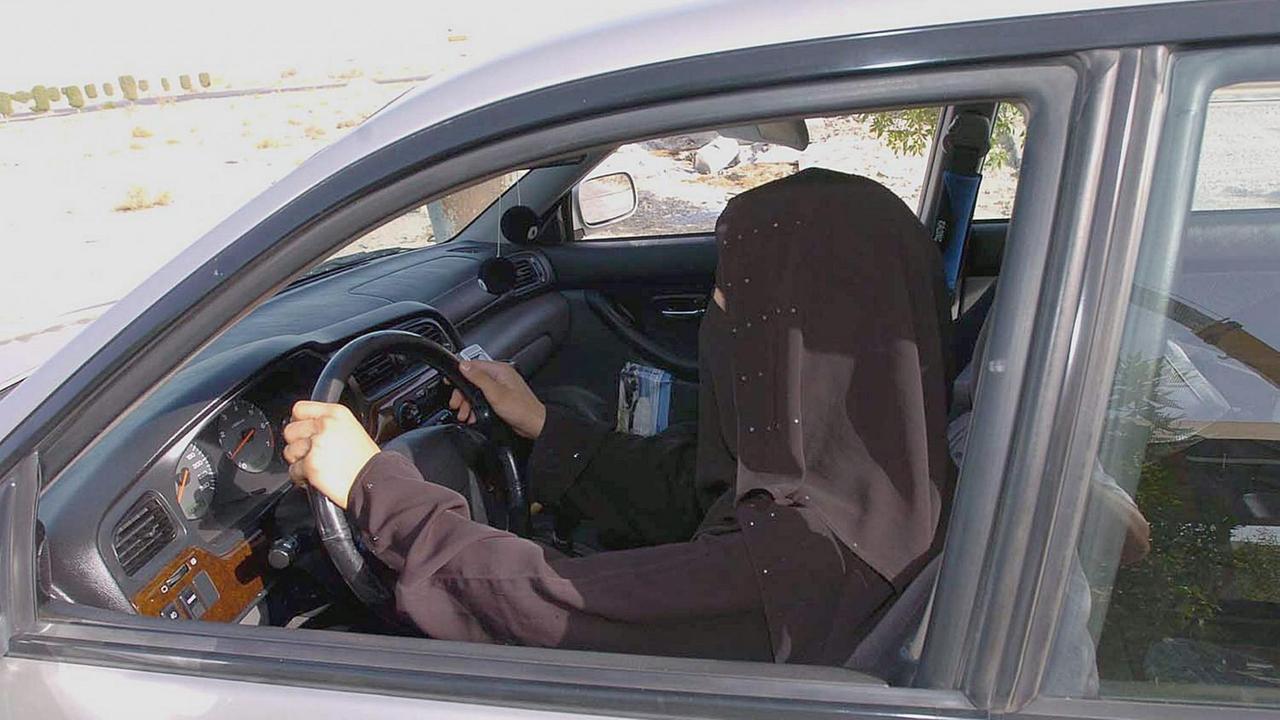 Eine saudische Frau sitzt am 18.06.2005 in Riad am Steuer des Autos ihrer Familie. In Saudi-Arabien ist das Autofahren für Frauen verboten.