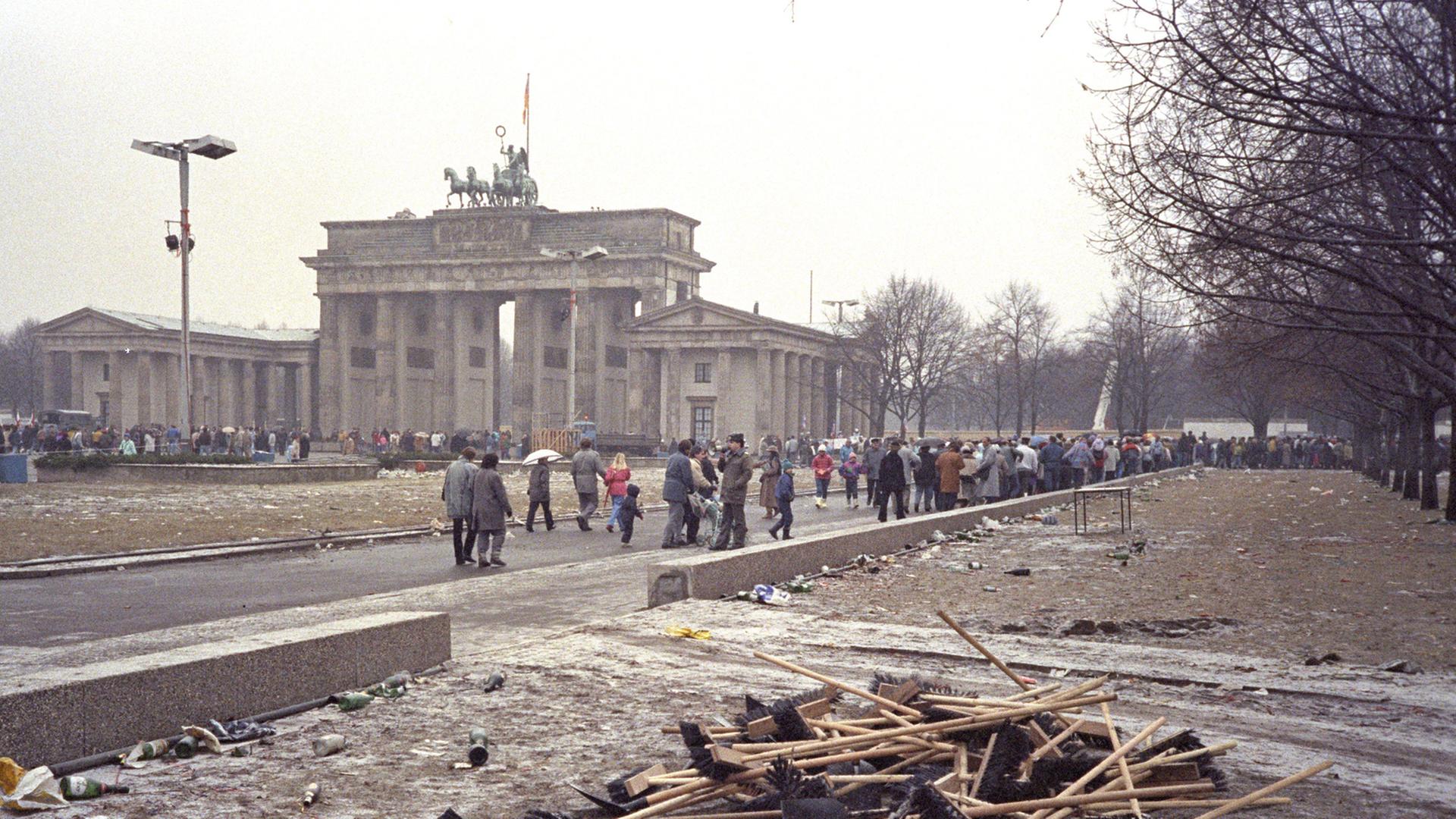 Aufräumarbeiten nach der Silvesterfeier vor dem Brandenburger Tor