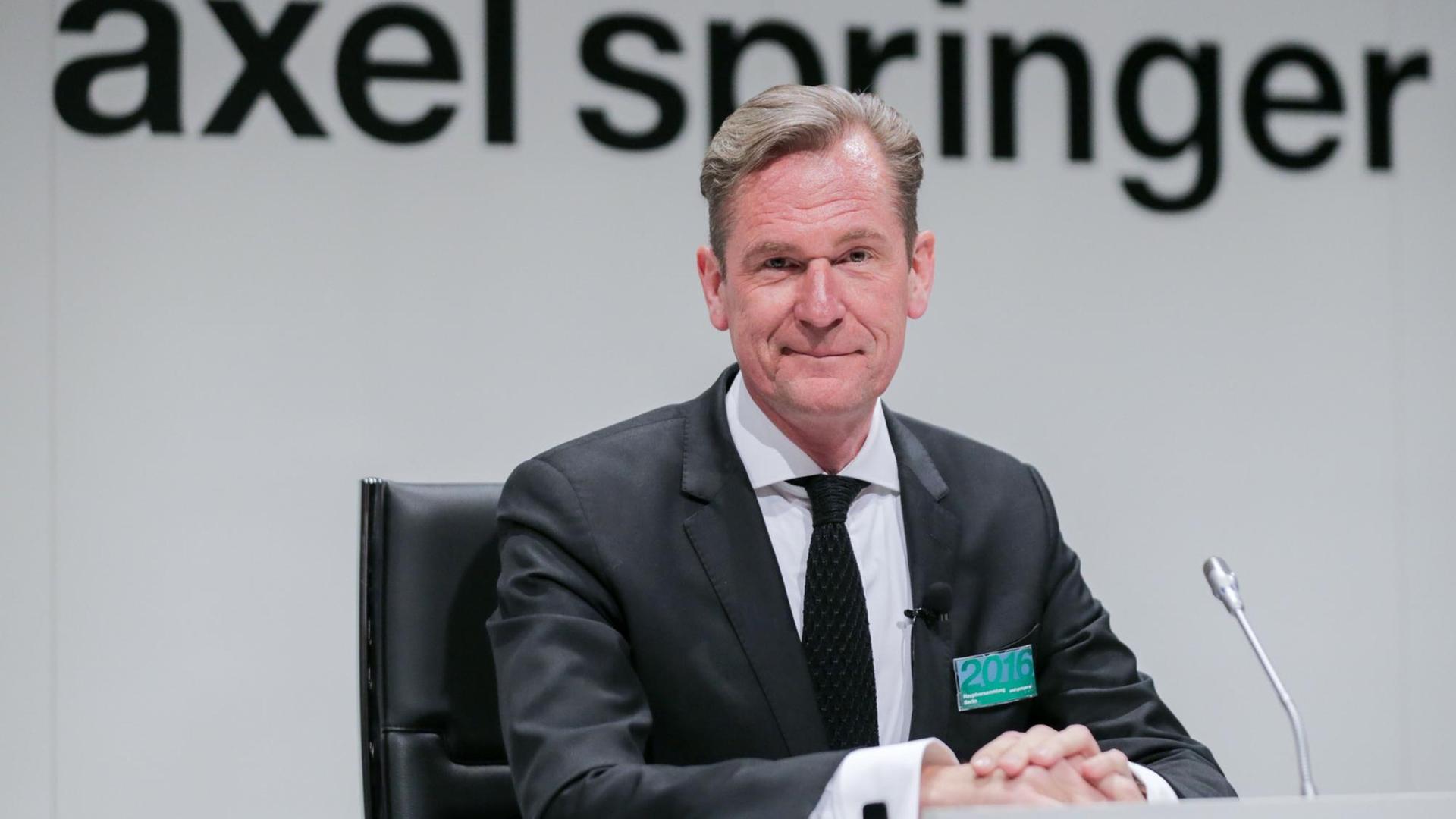 Der Vorstandsvorsitzende des Medienunternehmens Axel Springer SE, Mathias Döpfner blickt am 13.04.2016 in Berlin zu Beginn der Hauptversammlung des Konzerns in die Kamera des Fotografen