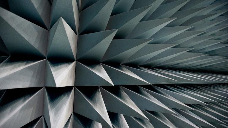 Schluckt den Schall: Pyramiden-Schaumstoff für die Weltraumkammer Schluckt den Schall: Pyramiden-Schaumstoff für die Weltraumkammer