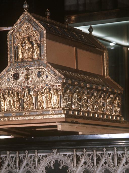 Blick auf den Reliquienschrein mit den Gebeinen der Heiligen Drei Könige im Kölner Dom.
