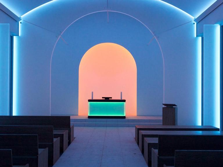 Lichtinstallation des US-amerikanischen Künstlers James Turrell in der Dorotheenstädtischen Friedhofskapelle. Der Altar, ein Kubus aus Acrylglas mit Leuchtdioden, bildet eine eigene Lichtquelle. Gemeinsam mit anderen Lichtquellen im Raum entsteht eine traumähnliche Atmosphäre.
