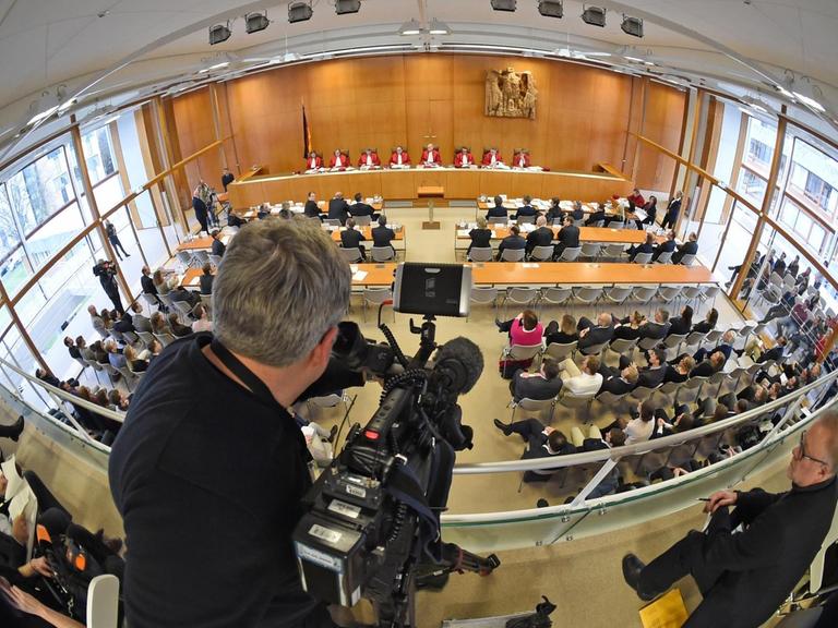 Aufnahme mit Fisheye-Objektiv: Ein Kameramann filmt in den Saal des Bundesverfassungsgericht.