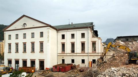 Zwei Drittel des "Hauses der Philharmonie" in Suhl werden abgerissen, um hier das künftige "Haus der Wirtschaft" neu entstehen zu lassen.