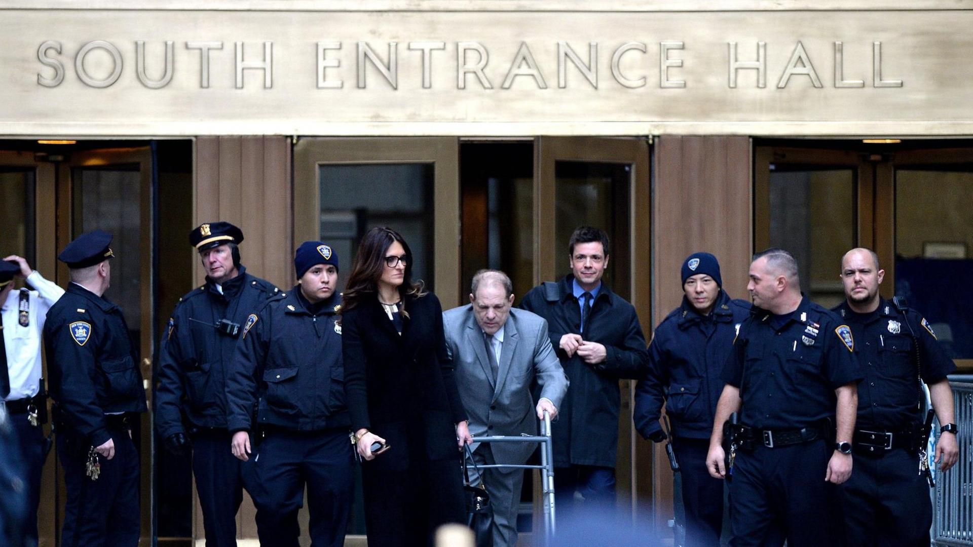 Der in den USA wegen Sexualverbrechen angeklagte ehemalige Filmproduzent Harvey Weinstein mit Gehhilfe beim Verlassen des Gerichtsgebäudes in New York am 7. Januar 2020.