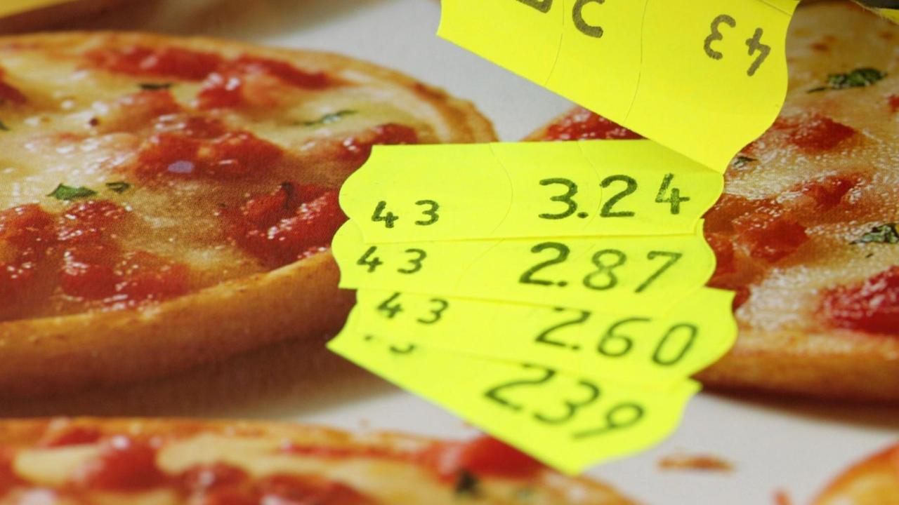 Preislabels mit kontinuierlich ansteigenden Preisen auf einer Pizzapackung.