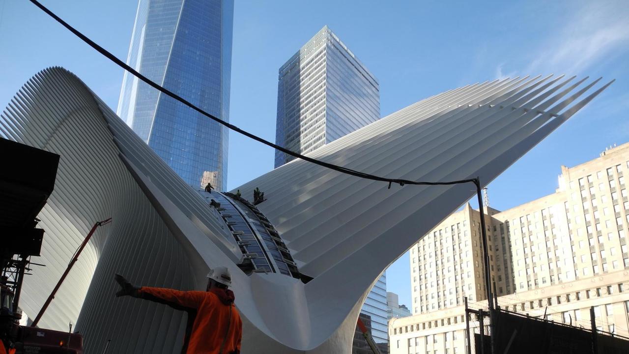 Das oberirdische Gerippe des Oculus Bahnhof am World Trade Center in New York (USA). Der spanische Architekt Santiago Calatrava hat den Bau entworfen.