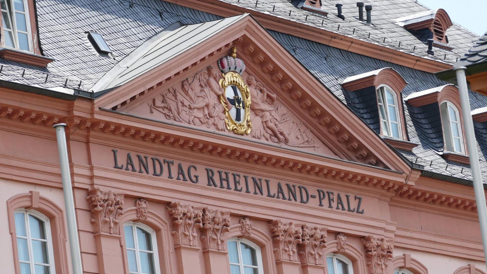 Außenaufnahme Landtagsgebäude in Mainz mit der Aufschrift "Landtag Rheinland-Pfalz"