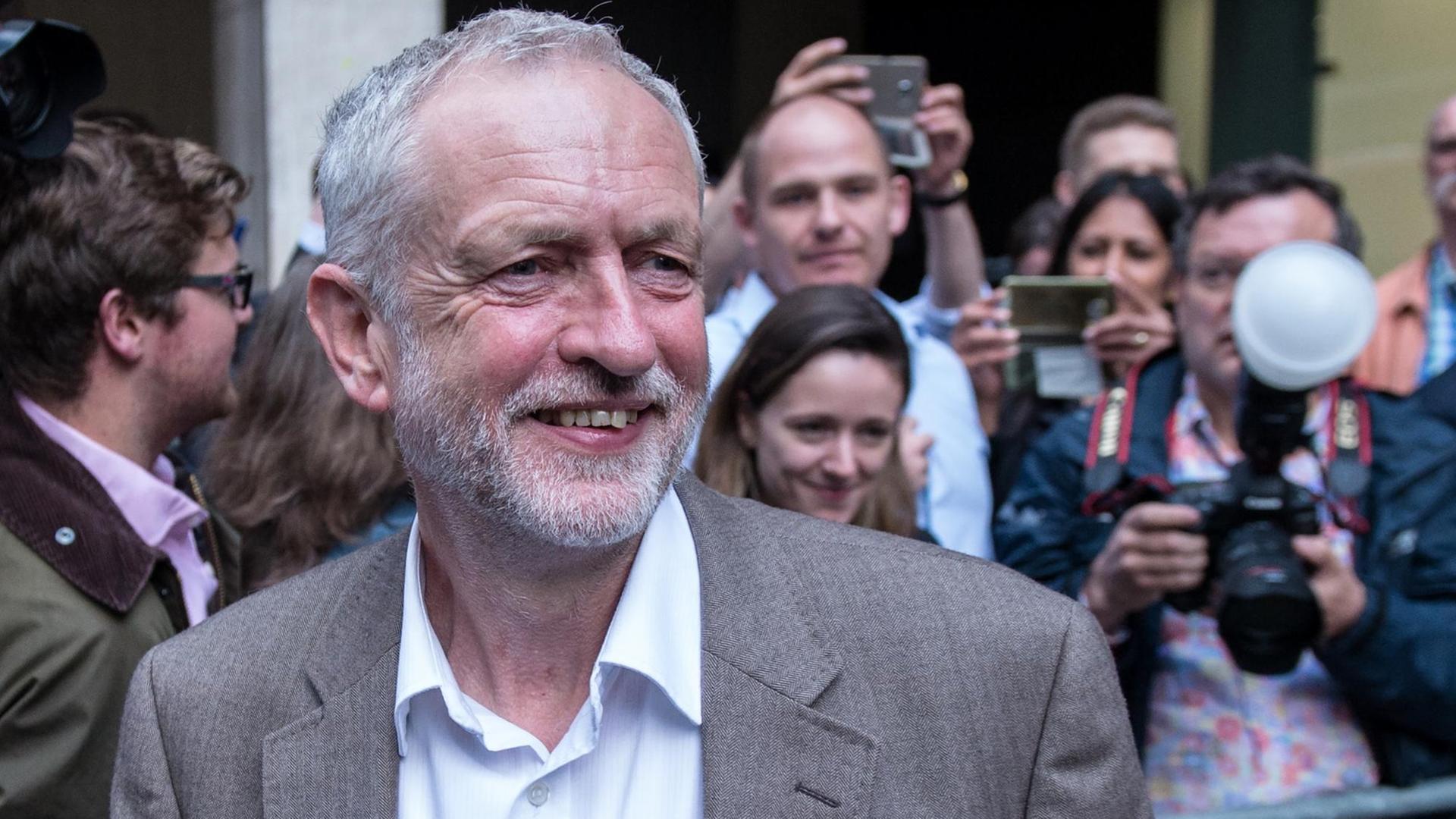 Labour-Chef Jeremy Corbyn lächelt nach dem Treffen des Exekutivkomitees in London.
