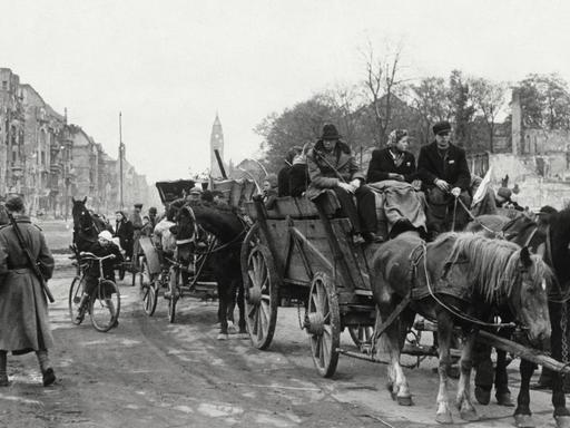 Berlin, Kriegsende 1945: Ankunft eines Flüchtlingstrecks in Charlottenburg.