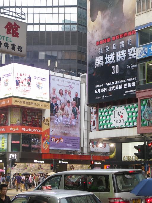 Reklame dominiert die Hausfassaden der Hauptstraße Nathan Road in Kowloon, ein Festland-Stadtteil von Hongkong, Aufnahme von 2013