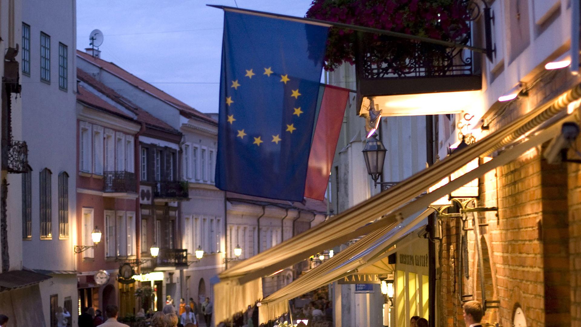 Eine EU-Fahne hängt in der Altstadt von Litauens Hauptstadt Vilnius.