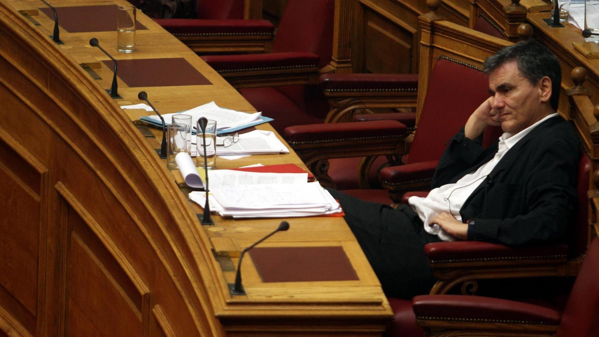 Der griechische Finanzminister Euklid Tsakalotos sitzt während der Debatte über das dritte Hilfspaket im Parlament.