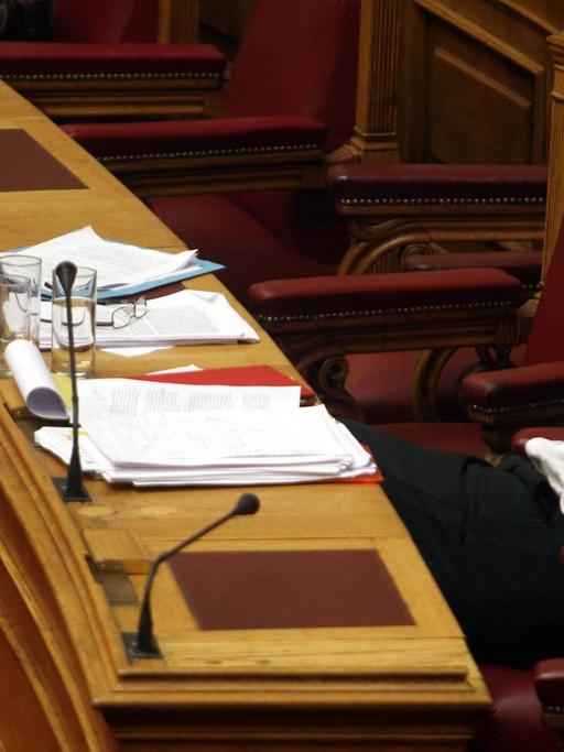 Der griechische Finanzminister Euklid Tsakalotos sitzt während der Debatte über das dritte Hilfspaket im Parlament.