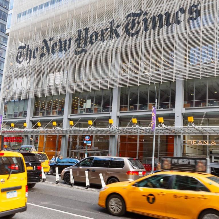 Der Gebäude der "New York Times" in Manhattan - mit gelben Taxen im Vordergrund.