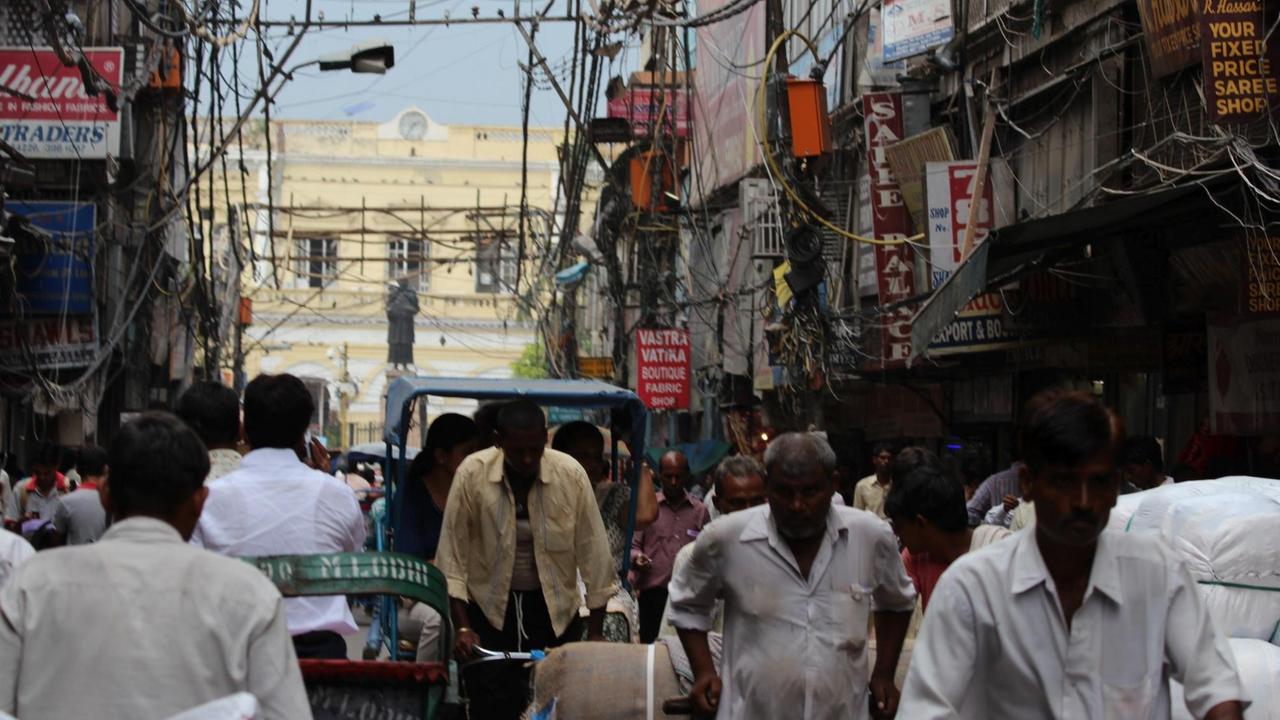 Hinter den Fassaden von Old Delhi sitzen die wichtigsten Großhändler Nordindiens und setzen Millionen Euro um