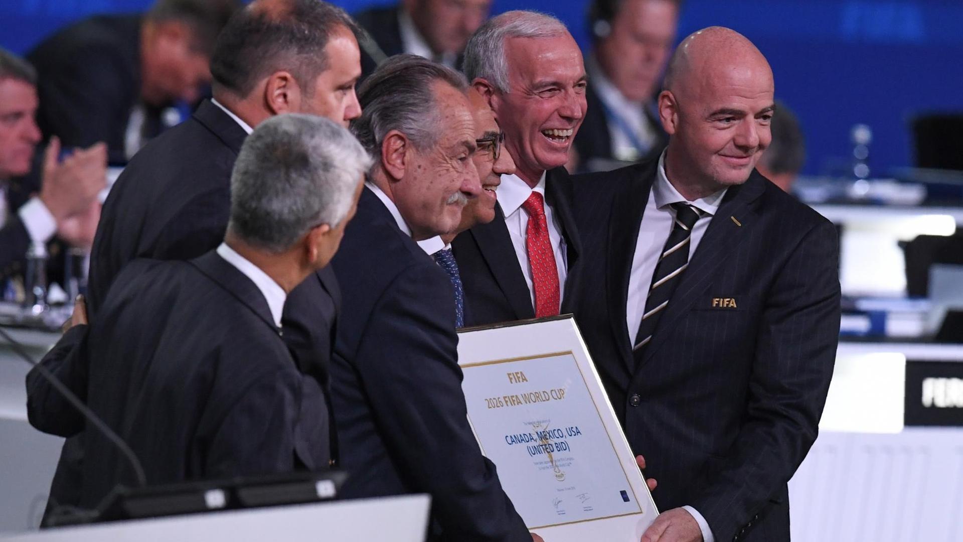 FIFA Präsident Gianni Infantino posiert mit den "United 2026" (Kanada, Mexiko, USA) Offiziellen: Carlos Cordeiro, Decio de Maria Serrano und Steve Reed