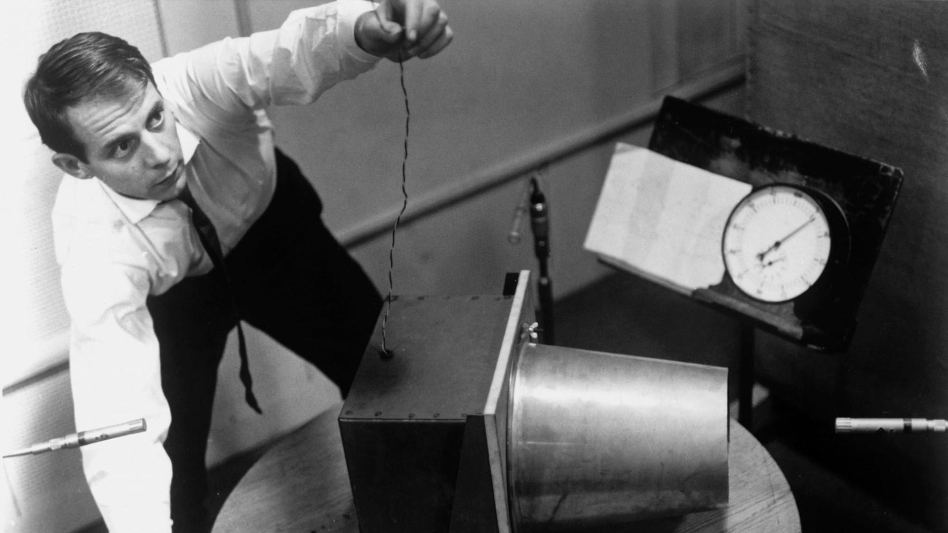 Historische Aufnahme von Karlheinz Stockhausen bei Versuchen im Studio für Elektronische Musik des WDR in Köln. Foto um 1960.