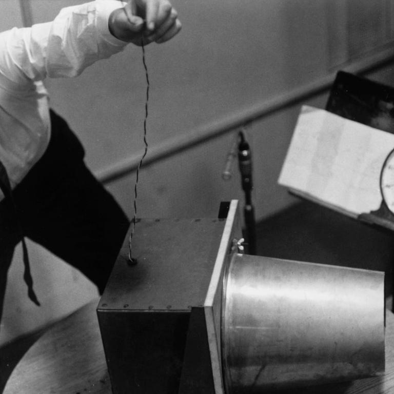 Historische Aufnahme von Karlheinz Stockhausen bei Versuchen im Studio für Elektronische Musik des WDR in Köln. Foto um 1960.