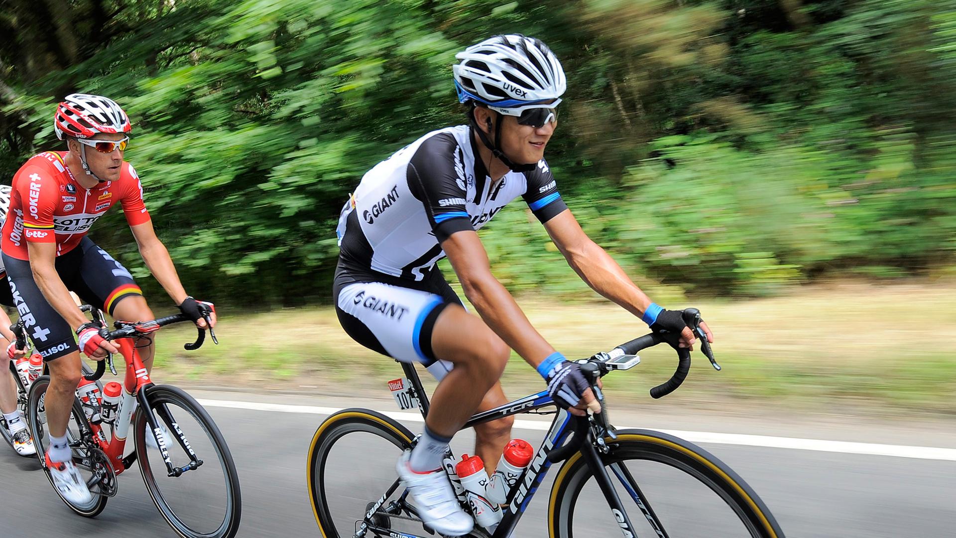 Der chinesische Radsportprofi Cheng Ji bei einer Etappe der 3. Etappe der Tour de France 2014