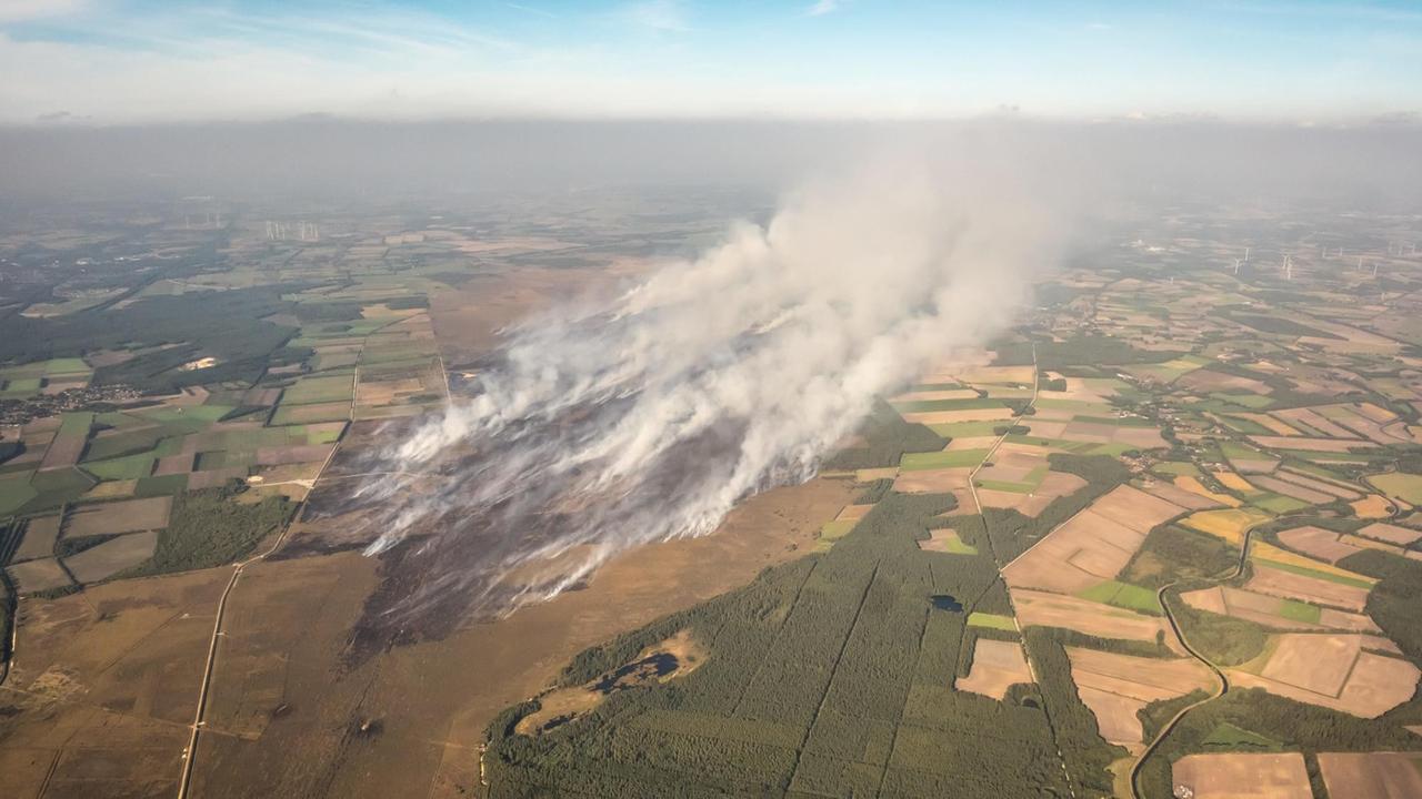 Eine Luftbild vom Flächenbrand im Moor bei Meppen nach einen Waffentest der Bundeswehr
