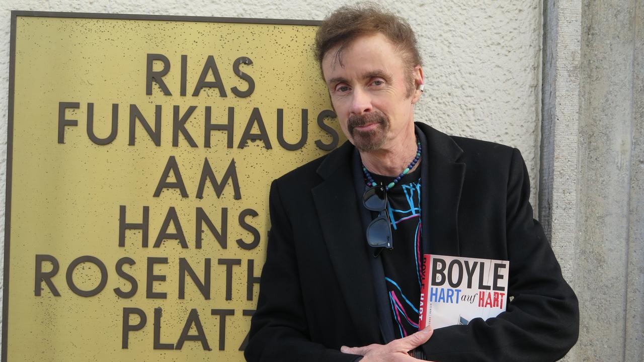 Der amerikanische Autor T.C. Boyle 2015 vor unserem Funkhaus am Hans-Rosenthal-Platz.