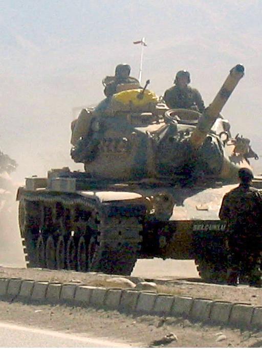 Türkische Panzer auf ihrem Weg in den Norden des Irak.