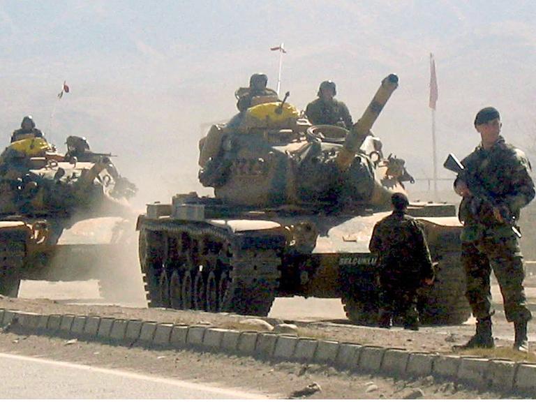 Türkische Panzer auf ihrem Weg in den Norden des Irak.