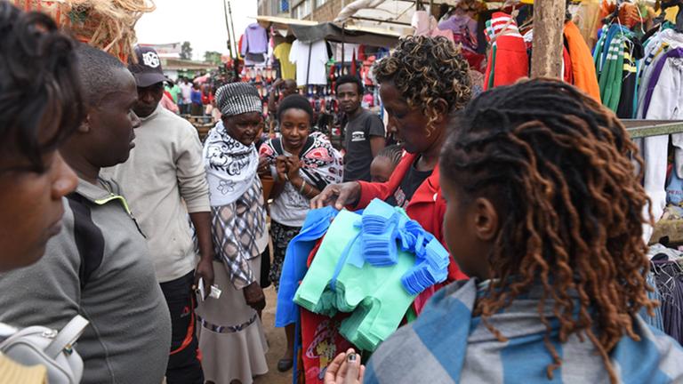 Eine Händlerin verkauft Tragetaschen aus Vliesstoff auf einem Markt in der kenianischen Hauptstadt Nairobi.