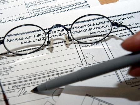 Ein Musterblatt des "Antrags auf Leistung zur Sicherung des Lebensunterhaltes nach dem Zweiten Buch Sozialversicherung", dem Antrag zum Arbeitslosengeld 2 Ein Musterblatt des "Antrags auf Leistung zur Sicherung des Lebensunterhaltes nach dem Zweiten Buch Sozialversicherung", dem Antrag zum Arbeitslosengeld 2