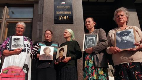 Aktivistinnen des "Komitees der Soldatenmütter Russlands" 1996 bei einer Demonstration vor der russischen Staatsduma in Moskau 1996 In ihren Händen halten sie Porträts ihrer toten Söhne. Die Aktion, mit der auf die zahlreichen Todesfälle in der russischen Armee in Friedenszeiten aufmerk sam gemacht werden sollte, wurde von dem Soldatenmütter-Komitee organisiert