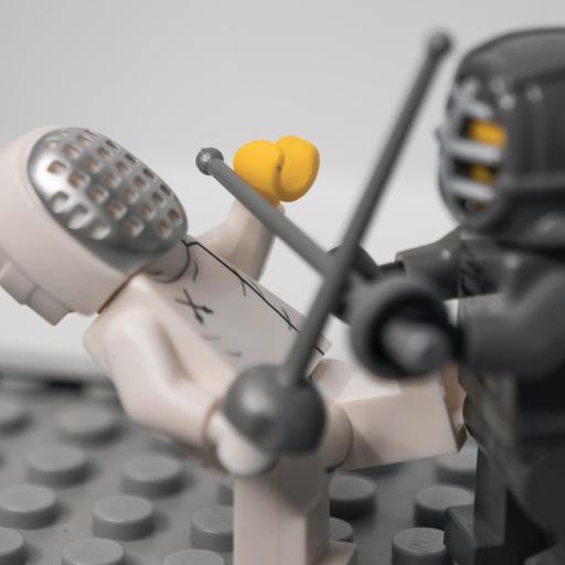Zwei Legofiguren mit Schutzvisier fechten miteinander.