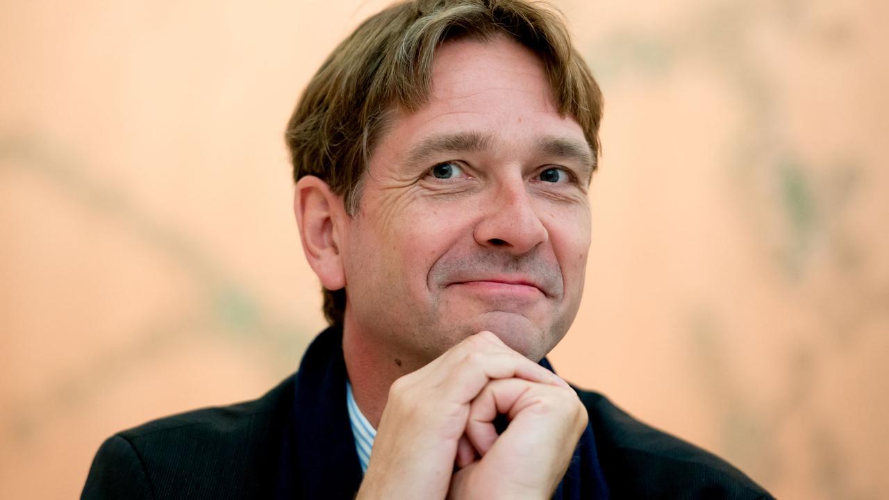 Der Generaldirektor der Bayerischen Staatsgemäldesammlung, Bernhard Maaz, lächelt am 22.06.2015 im Museum Brandhorst in München (Bayern) während einer Pressekonferenz.