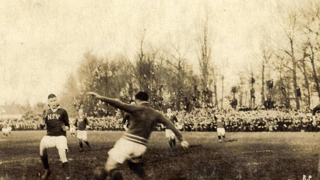 Zwei Fußball-Mannschaften kämpfen am 25.1.1920 in Köln um den Bundes-Pokal-Sieg.