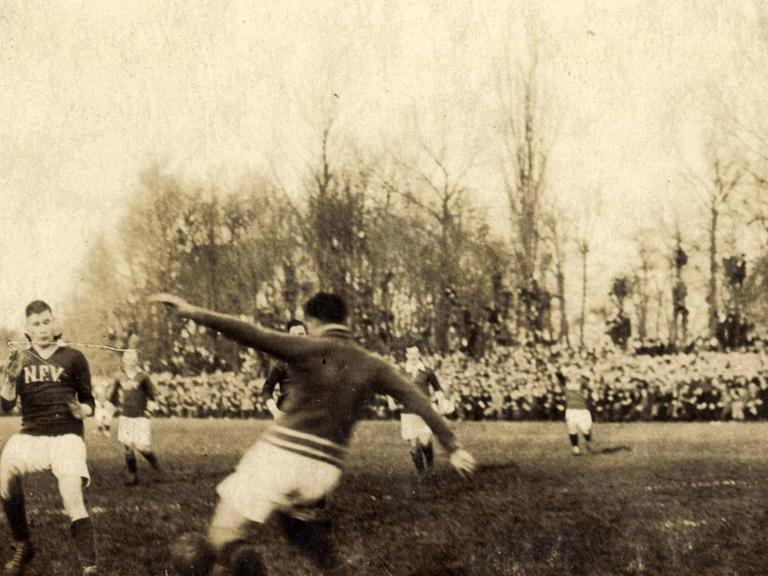 Zwei Fußball-Mannschaften kämpfen am 25.1.1920 in Köln um den Bundes-Pokal-Sieg.