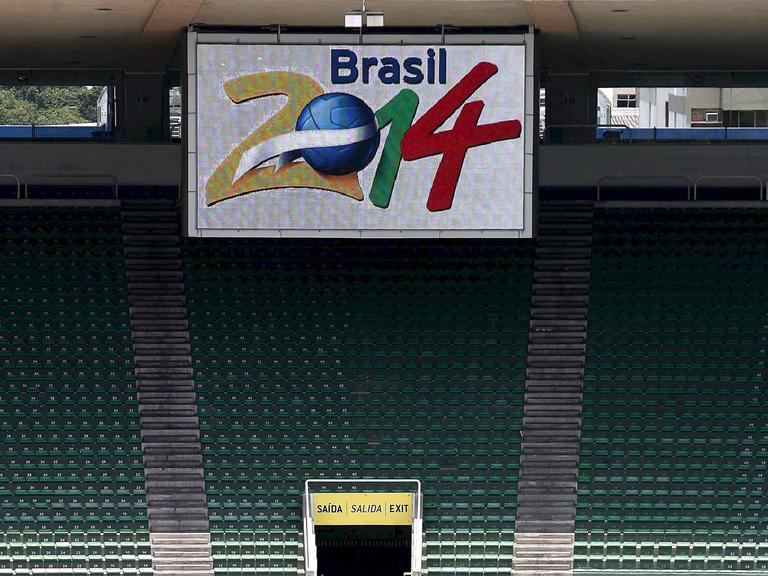 Ein Plakat mit der Aufschrift "Rio 2014" hängt im Maracana-Fußballstadion 