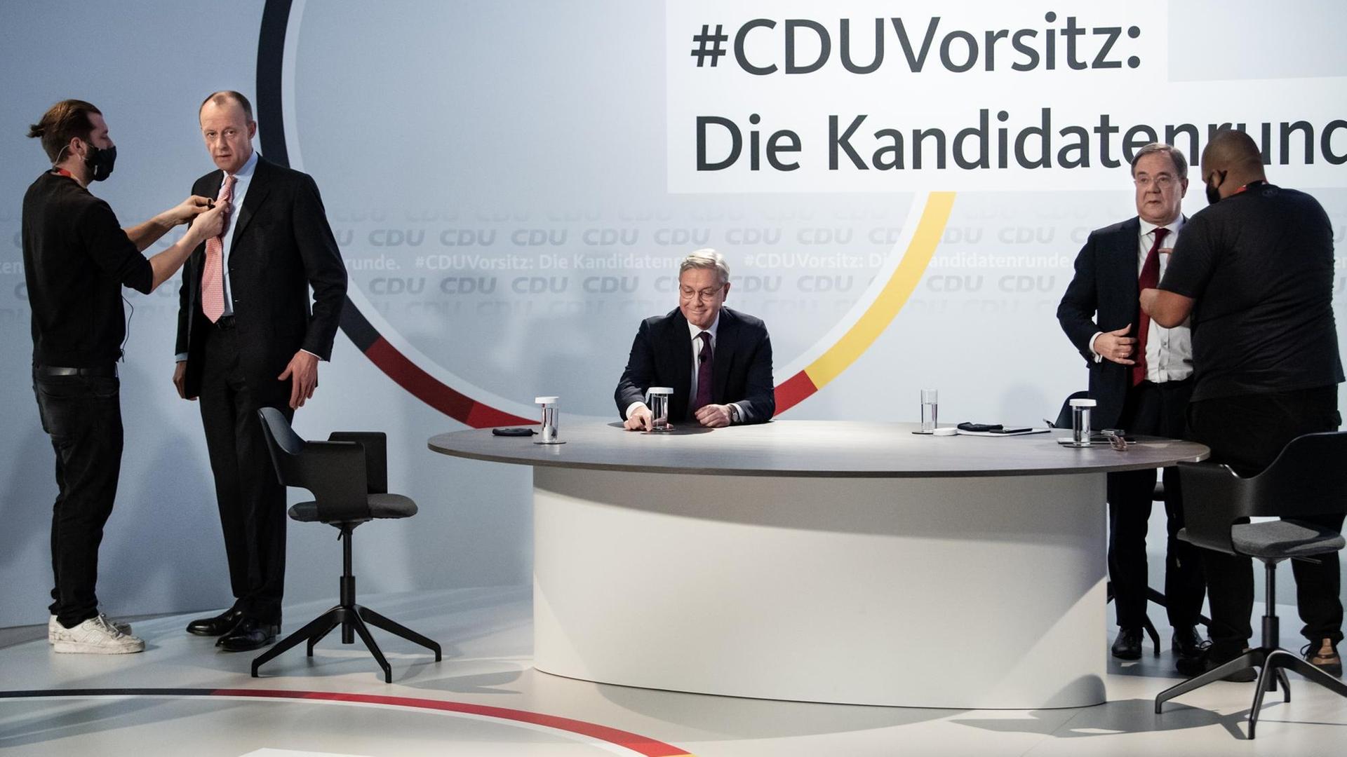 Die drei Kandidaten für den Vorsitz der CDU Deutschlands, Friedrich Merz (l-r), Norbert Röttgen und Armin Laschet, werden für ein Online-Video-Talkformat, in dem live aus dem Konrad-Adenauer-Haus Fragen der CDU-Mitglieder beantwortet werden, vorbereitet