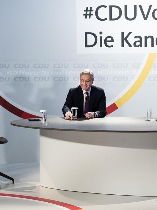 Die drei Kandidaten für den Vorsitz der CDU Deutschlands, Friedrich Merz (l-r), Norbert Röttgen und Armin Laschet, werden für ein Online-Video-Talkformat, in dem live aus dem Konrad-Adenauer-Haus Fragen der CDU-Mitglieder beantwortet werden, vorbereitet