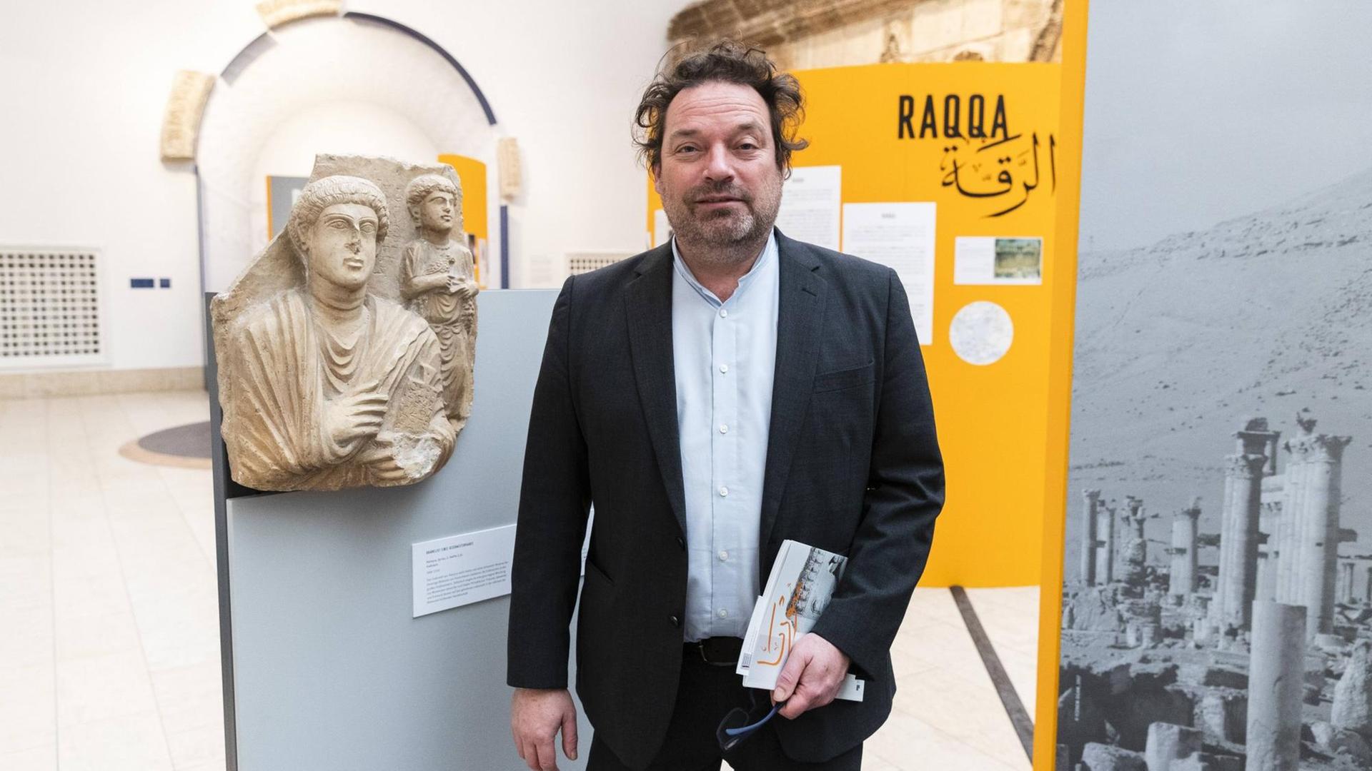 Direktor Stefan Weber in der Ausstellung Kulturlandschaft Syrien.