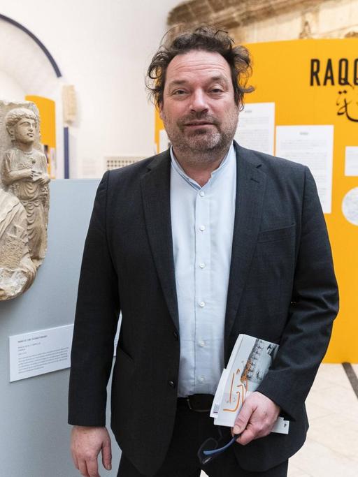 Direktor Stefan Weber in der Ausstellung Kulturlandschaft Syrien.