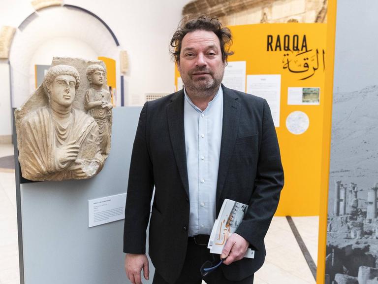 Direktor Stefan Weber in der Ausstellung Kulturlandschaft Syrien.