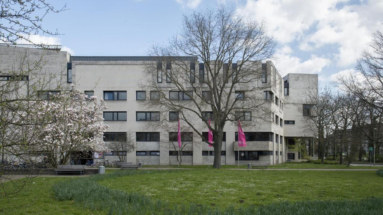 Blick auf die modernen Gebäude der Hochschule für Musik, Theater und Medien Hannover