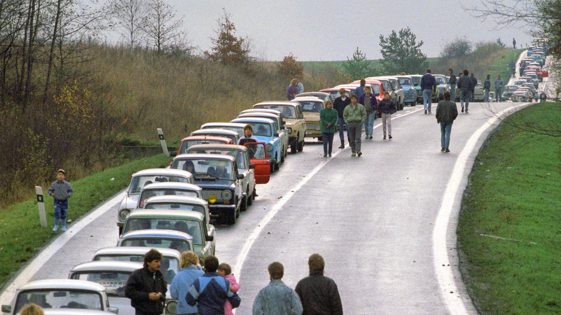 Eine schier endlose Schlange von DDR-Fahrzeugen hat sich am 05.11.1989 vor dem Grenzübergang bei Schirnding (Bayern) an der deutsch-tschechoslowakischen Grenze gebildet.