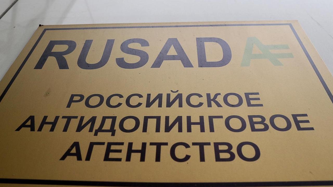 Schild am Gebäude der Rusada in Moskau