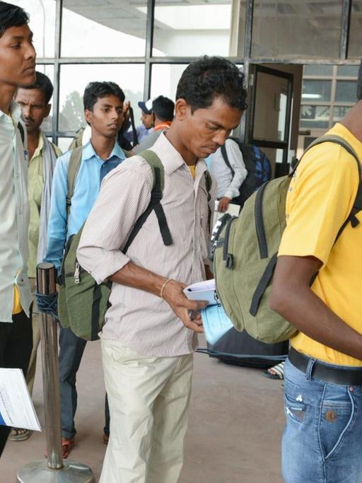 Nepalesen stehen Schlange am Flughafen von Kathmandu, um ihr Land in Richtung Indien oder Golfstaaten zu verlassen und dort als Gastarbeiter zu arbeiten