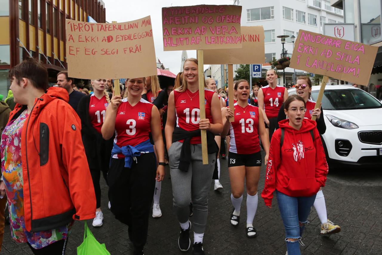 Sportlerinnen demonstrieren gegen sexualisierte Gewalt