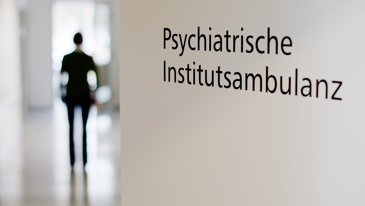 Eine Mitarbeiterin steht in der Psychiatrischen Institutsambulanz (PIA) in einer Klinik für Psychiatrie und Psychotherapie.